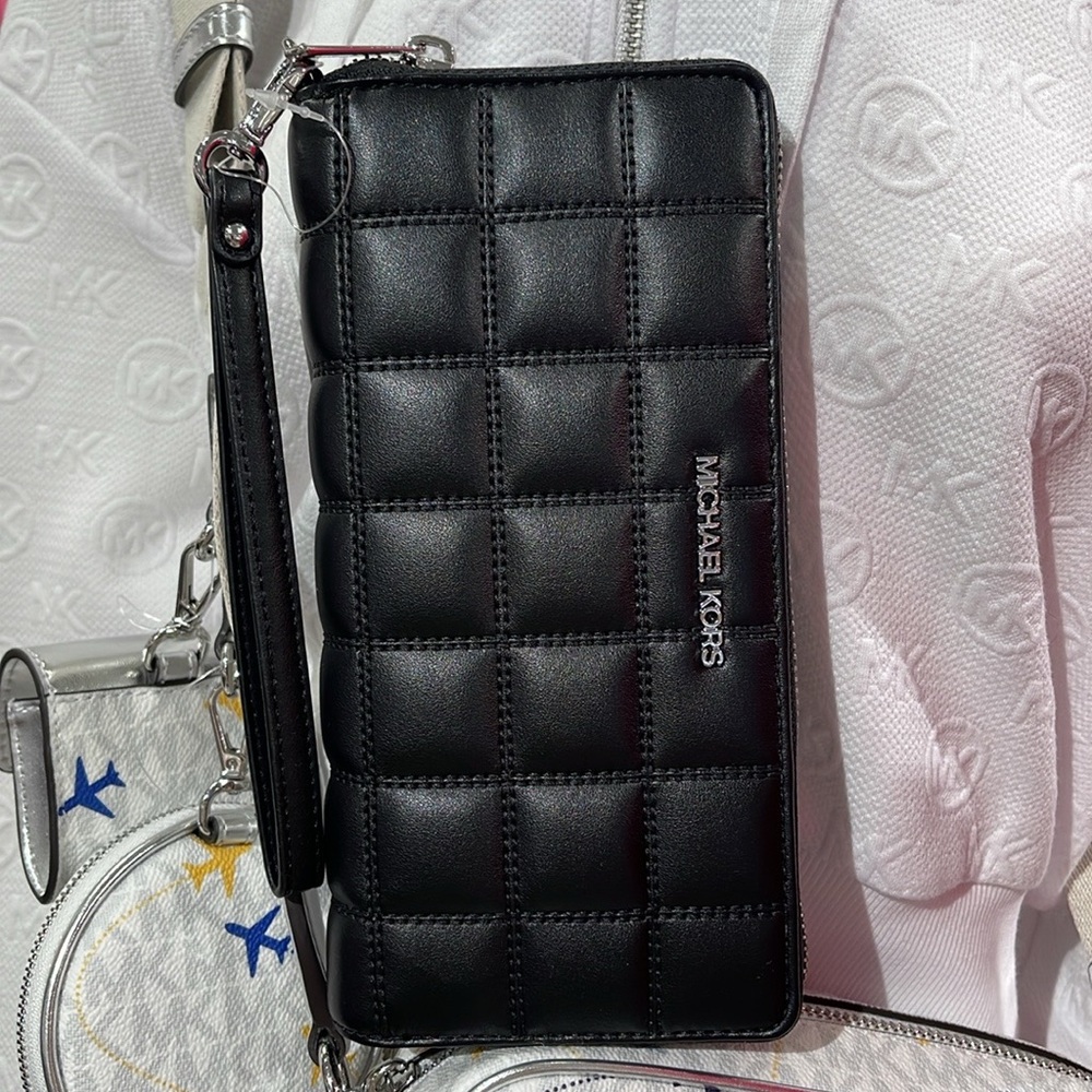 MICHAEL KORS Continental Wristlet Phone Case Wallet 
Black 
NWT - Picture 10 of 16